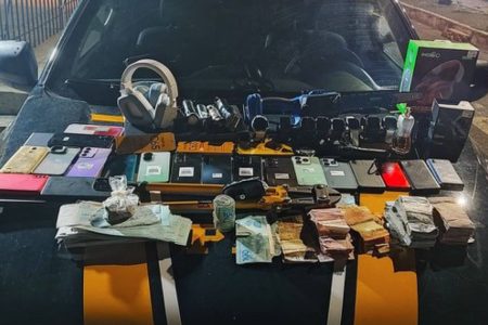 PRF prende trio suspeito de furtos em série e recupera celulares, notebooks e R$ 11,8 mil na BR-101