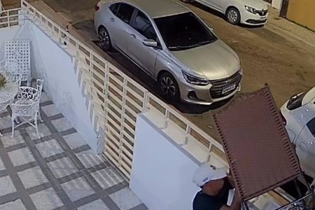 Homens são flagradas furtando cadeiras de uma residência em Paulo Afonso