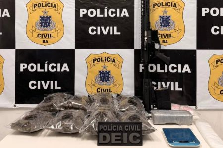 Polícia apreende fuzil e mais de 3 kg de drogas durante operação em Salvador
