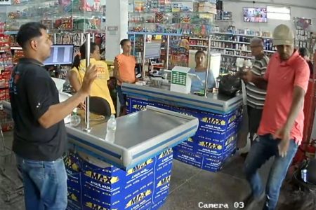 Dupla assalta mercadinho em Feira de Santana e leva celulares de funcionários e clientes