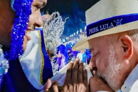 Partidos acionam TSE contra Lula por enredo de escola de samba no Carnaval