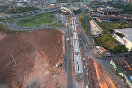 Obras do VLT alteram trânsito próximo à Estação Pirajá durante a madrugada