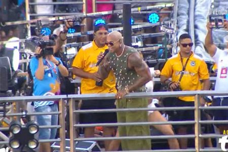 Léo Santana sacode o Campo Grande com trio pipoca no Carnaval de Salvador