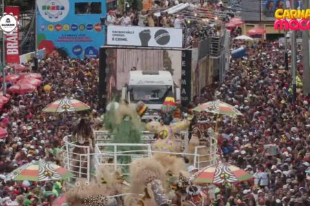 Olodum anima foliões pipoca no Carnaval de Salvador