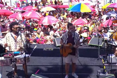 Pipoca do Mudei de Nome arrasta multidão no último dia de Carnaval de Salvador