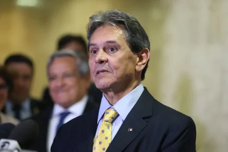 STF reduz pena e mantém prisão domiciliar de Roberto Jefferson