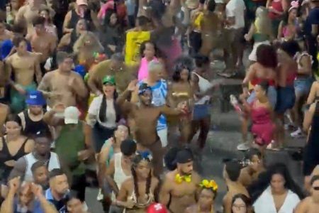 Vice-prefeito de Feira de Santana, Pablo Roberto, curte Carnaval no meio do povo na Barra-Ondina