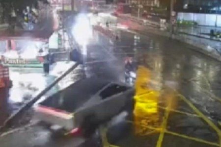 Motociclista morre após colisão com carro futurista de R$ 2 mi, em SP