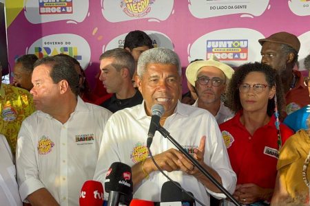 Jerônimo cita apoio a artistas locais e anuncia teste com trio movido a gás no Carnaval