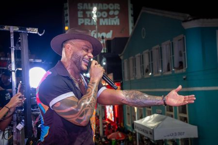 Tony Salles arrasta multidão na Barra com aposta do Carnaval “Panamera”
