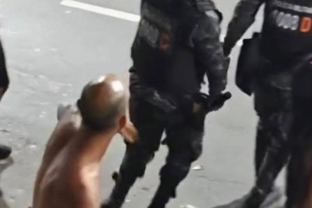 Ocorrência envolvendo catador de latinhas e policiais da PM chama atenção no Carnaval de Salvador