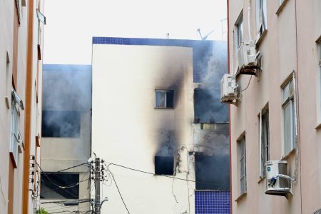 Incêndio em prédio no Stiep deixou 16 pessoas feridas