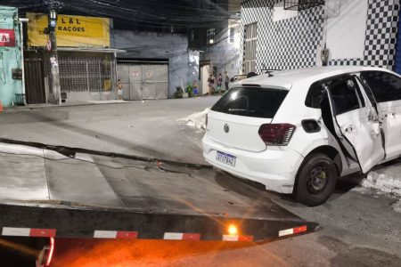 Bandidos batem carro durante fuga e arma é apreendida no Engenho Velho de Brotas