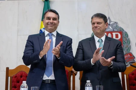 Tarcísio afirma que Flávio Bolsonaro pode unir oposição ao PT: “A pessoa que vai fazer a diferença”