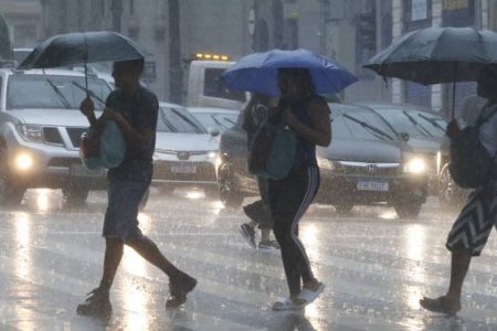 Salvador segue sob alerta de chuvas intensas até sábado, aponta Inema