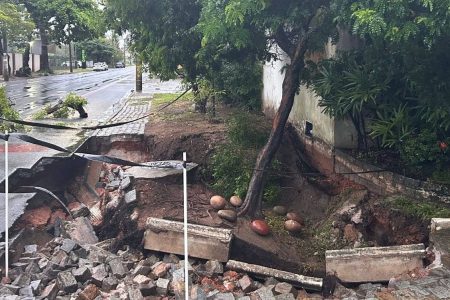 Calçada cede após fortes chuvas e abre cratera em via de Stella Maris, em Salvador