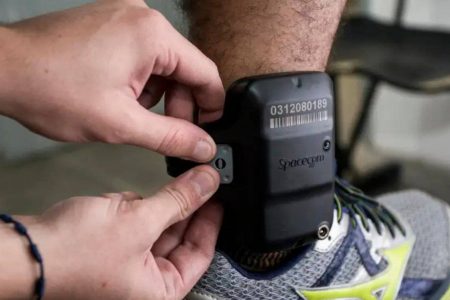 Senado aprova uso obrigatório de tornozeleira eletrônica para agressores em casos de violência doméstica