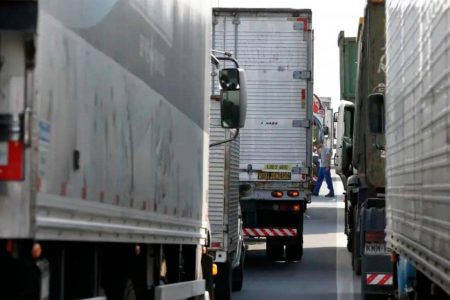 Caminhoneiros suspendem greve e dão prazo de sete dias para negociação com o governo