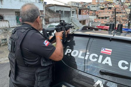 Polícia Civil da Bahia prende irmãos suspeitos de série de roubos na orla de Salvador