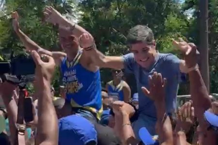 ACM Neto e Elinaldo são carregados pelo povo durante Lavagem de Arembepe