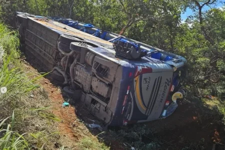 Acidente de ônibus deixa mortos e feridos em Minas Gerais