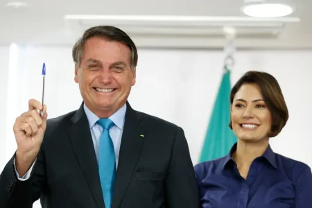 Bolsonaro defende Michelle após criticas da direita: “Os apoios devem vir pelo diálogo”