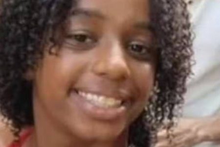 Família procura adolescente desaparecida após sair de escola em Lauro de Freitas