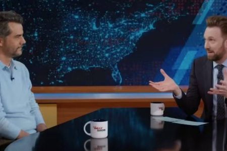 Wagner Moura ironiza Bolsonaro em talk show nos EUA durante campanha pelo Oscar