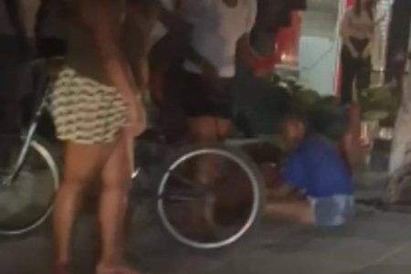 Dois homens são baleados dentro de mercado em Camaçari na noite de sexta-feira (13)