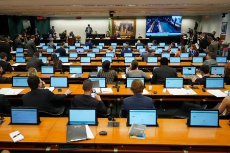 CCJ da Câmara aprova projeto que cria sistema nacional para proteção de crianças e adolescentes