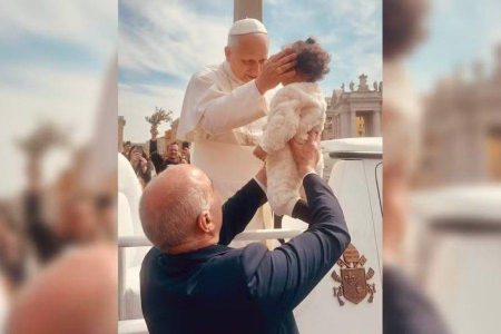 Papa Leão XIV abençoa bebê do Ceará após missa no Vaticano