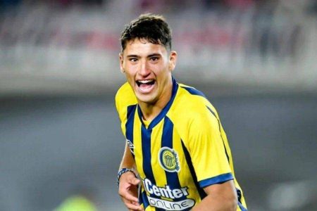 Atacante acertado com o Bahia é atingido por garrafa em partida do Campeonato Argentino