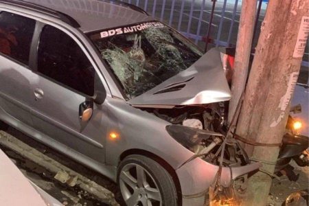 Casal morre após carro atingir poste no bairro do Uruguai