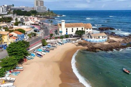 Mulher morre após se afogar na praia do Rio Vermelho, em Salvador