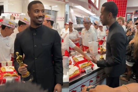 Após Oscar de Melhor Ator, Michael B. Jordan comemora em lanchonete com estatueta