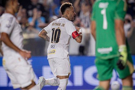 Neymar reage a críticas após gol em derrota do Santos: “É na Kings League e aqui!”