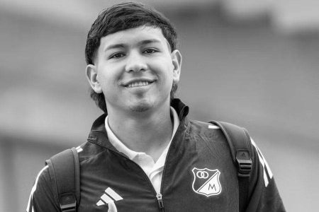 Jogador de 18 anos morre após passar mal durante partida na Colômbia