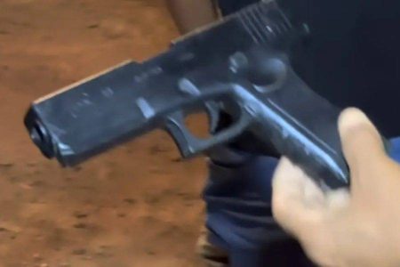 Suspeito é preso após ameaçar mulher com arma falsa em ponto de ônibus em Stella Maris