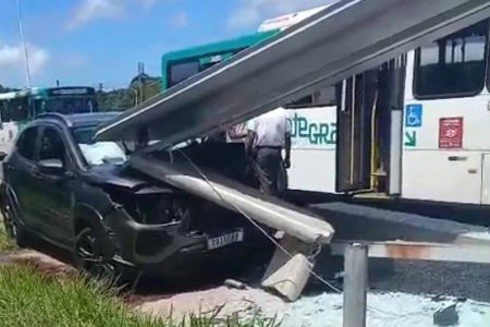 Carro sai da pista e destrói ponto de ônibus na Avenida Paralela