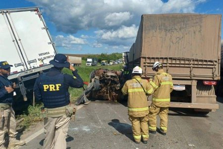 Engavetamento com carreta deixa uma pessoa morta na BR-324