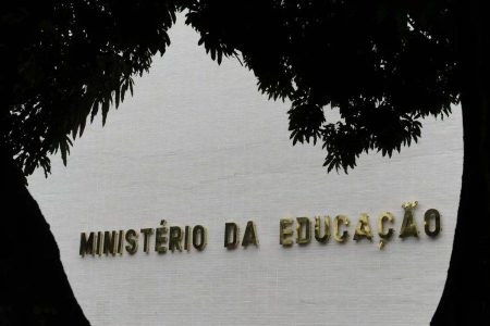 MEC pune cursos de medicina na Bahia e suspende acesso ao Fies