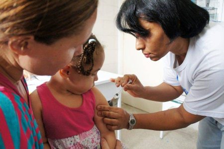 Bahia recebe 1,3 milhão de doses de vacina contra a influenza e inicia distribuição nos 417 municípios