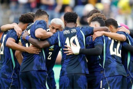 Brasil perde para a França mesmo com um jogador a mais em amistoso pré-Copa