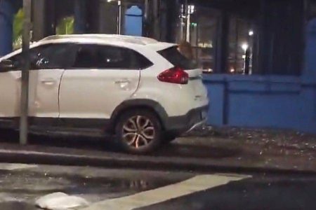 Carro invade ponto de ônibus e deixa feridos na Barra, em Salvador