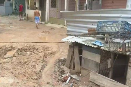 Muro de obra desaba sobre casa e deixa idosa de 84 anos em risco em Salvador