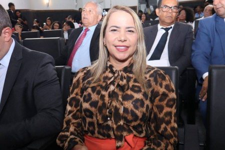 Débora Santana alerta para alta do feminicídio na Bahia e cobra reforço na proteção às mulheres