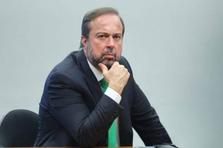 Ministro afirma que governo não interfere nos preços da Petrobras após alta do petróleo