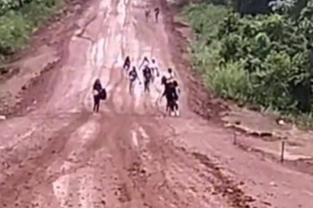 Lama e dificuldade de tráfego: Moradores cobram governo sobre pavimentação da BA-676