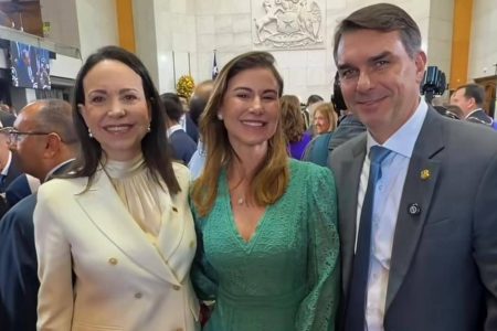 Flávio Bolsonaro se reúne com María Corina Machado e fala em “justiça” para Brasil e Venezuela