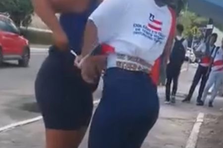 Adolescente rasga camisa de torcedora do Vitória com tesoura na porta de escola em Camaçari